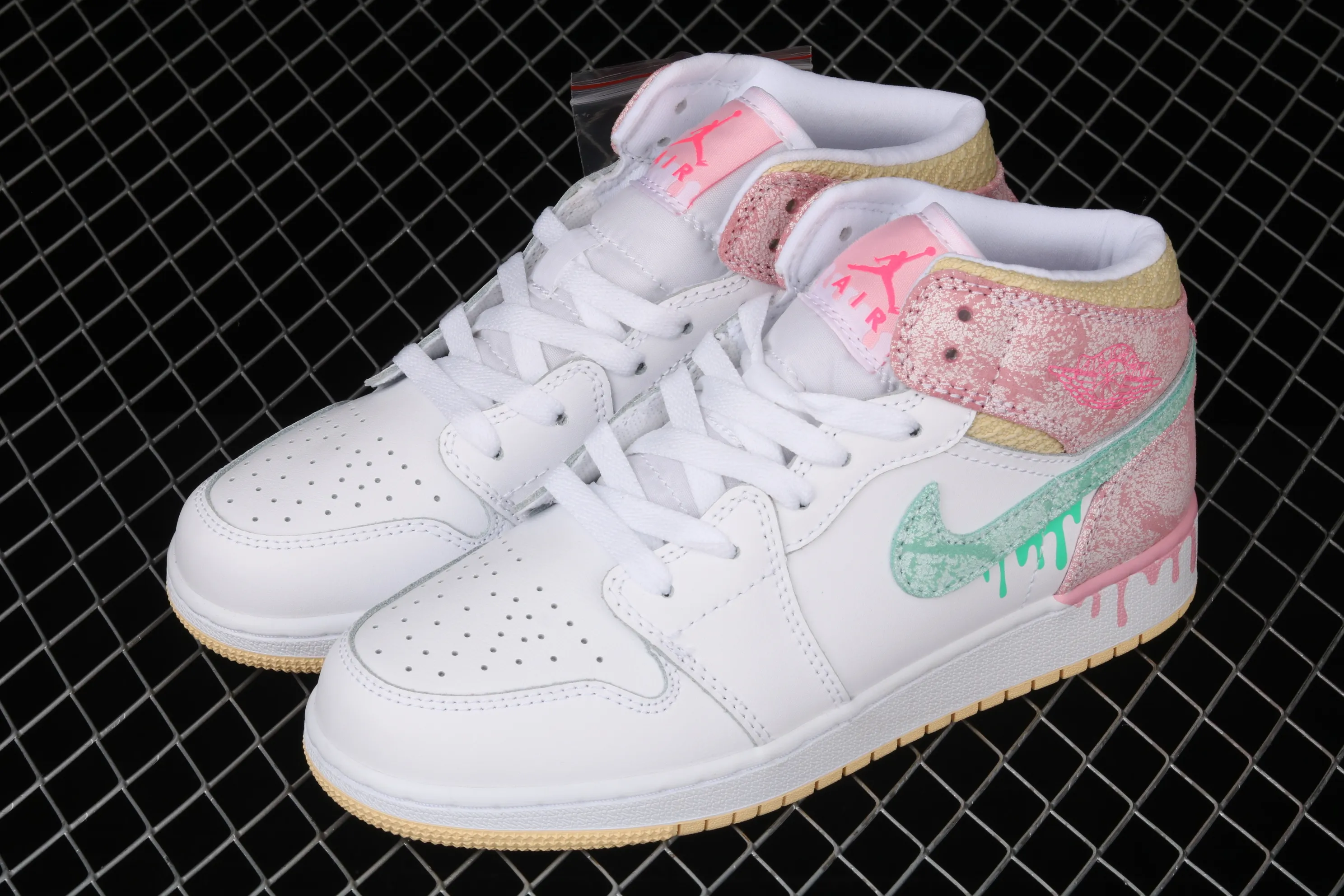 All categories Air Jordan Jordan series basketball shoes Air Jordan 1 Mid P version Air Jordan 1 Mid GS AJ1 Joe 1 Ice Cream Zhongbang basketball shoes DD1666-100